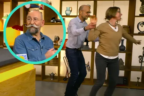 "Bares für Rares"-Moderator Horst Lichter (l) staunt nicht schlecht, als das Teilnehmer-Paar Heike und Stephan in der Sendung plötzlich anfängt zu tanzen. 