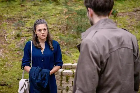 Obwohl Maxi überrascht erfährt, dass Henry doch nicht mit Sophia untertaucht, bleibt sie weiter auf Distanz.
